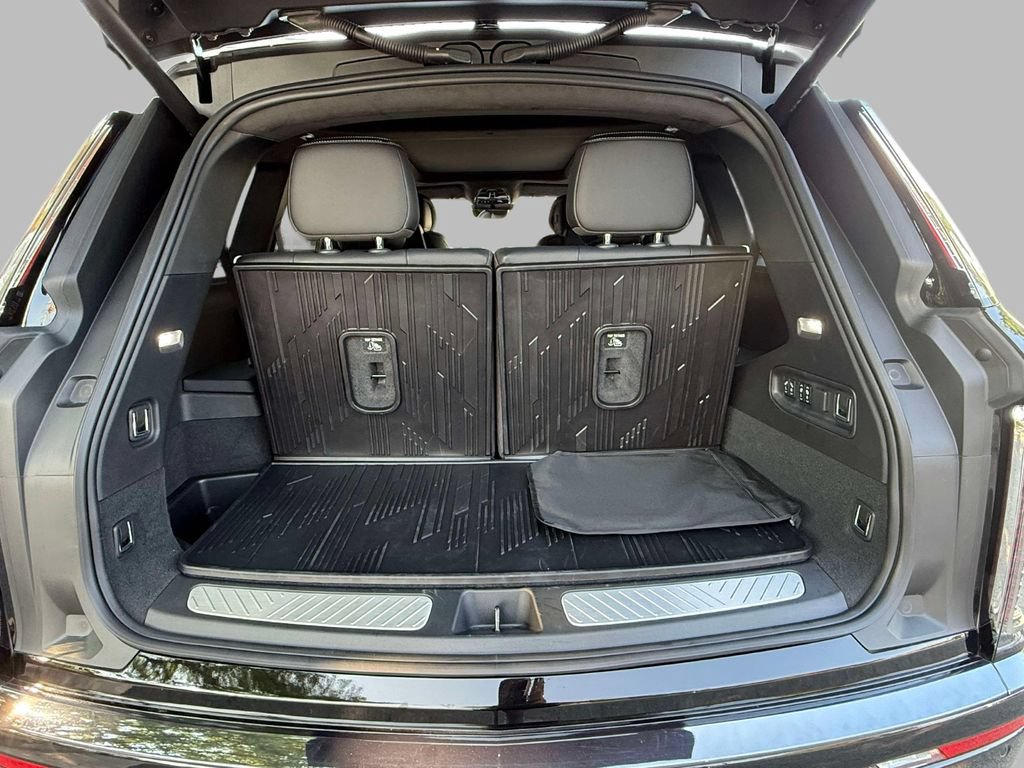Used 2026 Cadillac Vistiq Luxury w/ LPO, Floor Liner Package AWD/4WD image 17