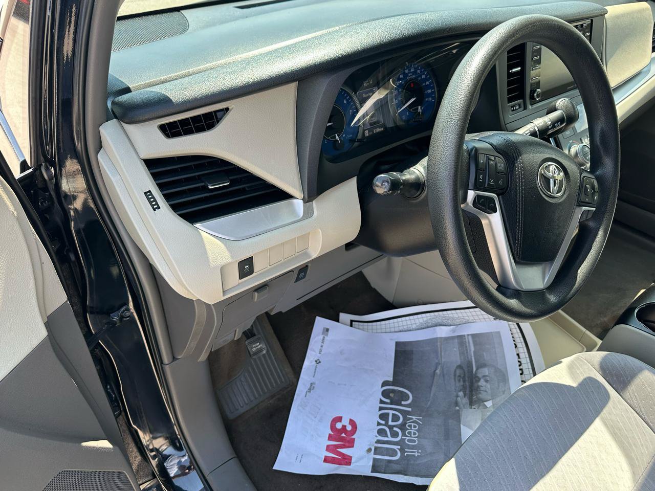 Used 2018 Toyota Sienna LE w/ Protection Package FWD image 13