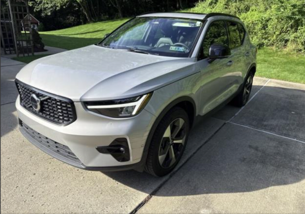 Used 2024 Volvo XC40 B5 Plus w/ Climate Package