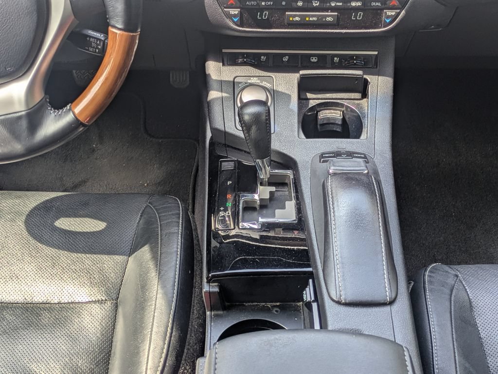 Used 2015 Lexus ES 300h w/ Navigation System Package FWD image 17