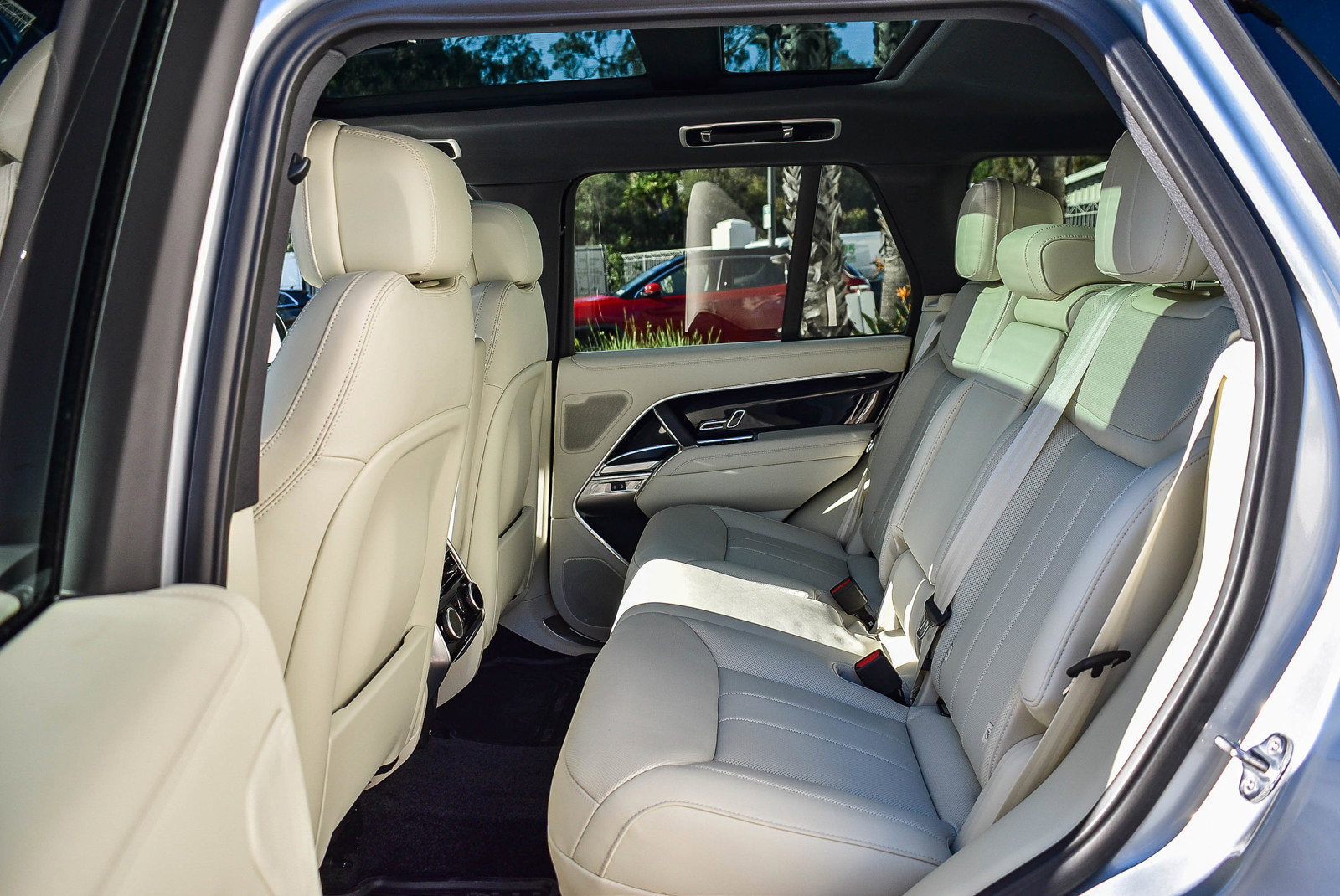 Used 2025 Land Rover Range Rover SE image 19