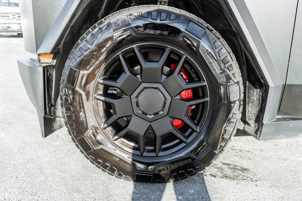 Used 2024 Tesla Cybertruck AWD Crew Cab image 36