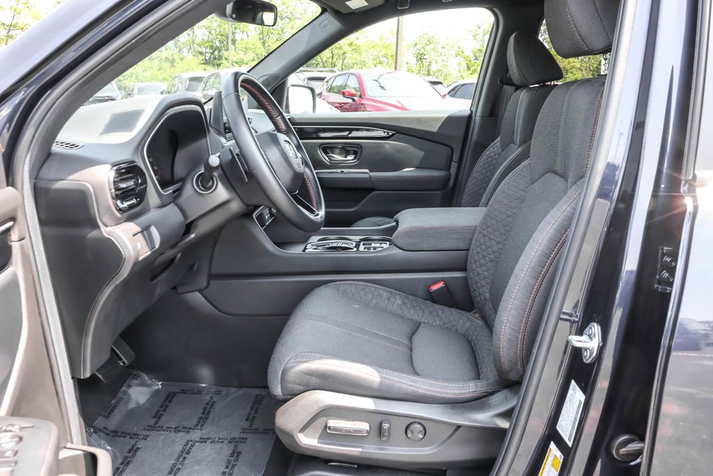 Used 2025 Honda Pilot Sport image 4