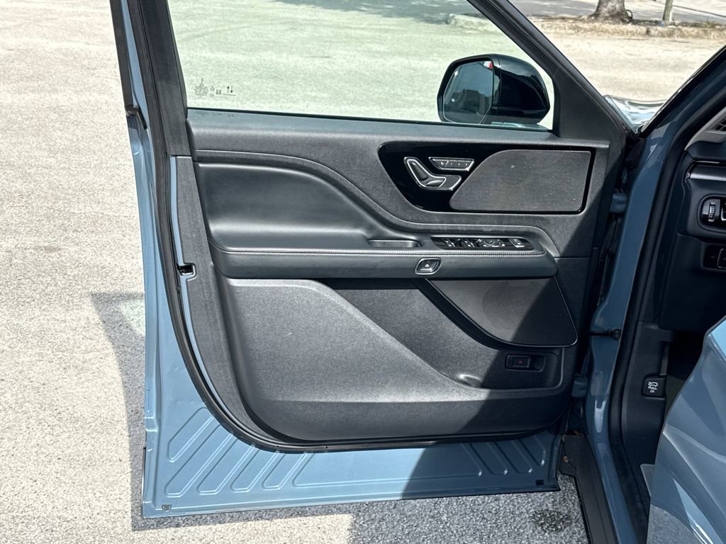 Used 2025 Lincoln Aviator 2WD image 14