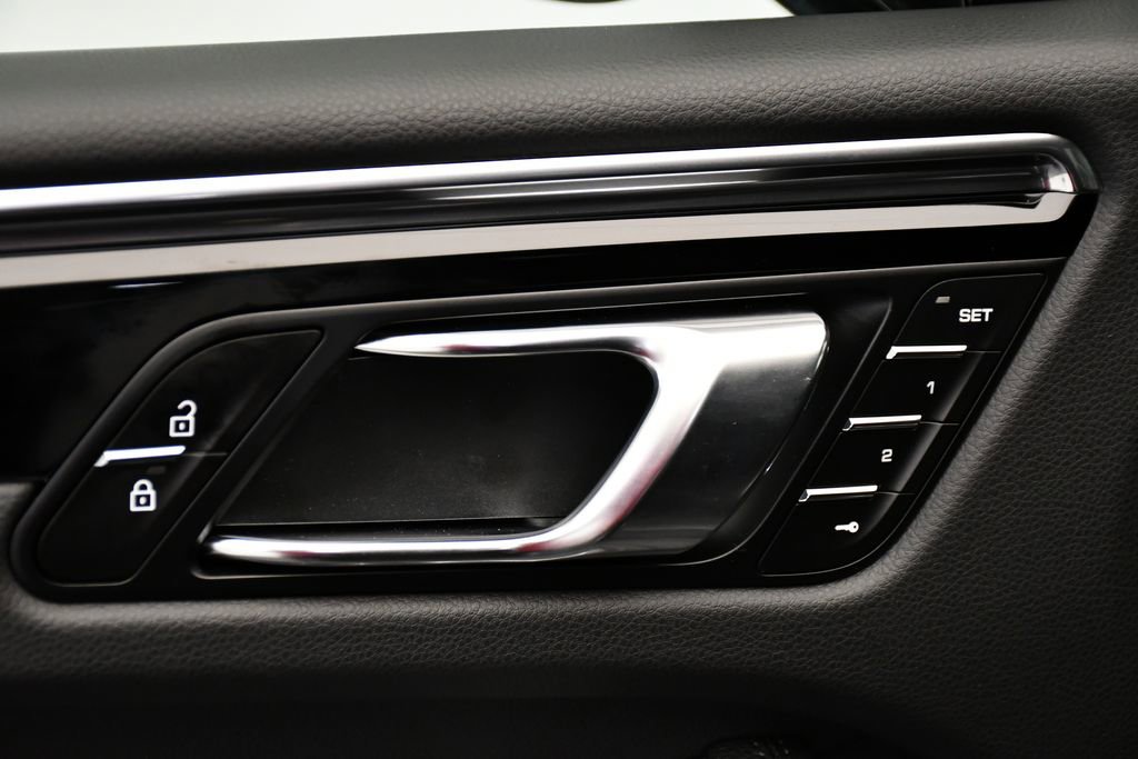 Certified 2025 Porsche Macan Turbo AWD/4WD image 36