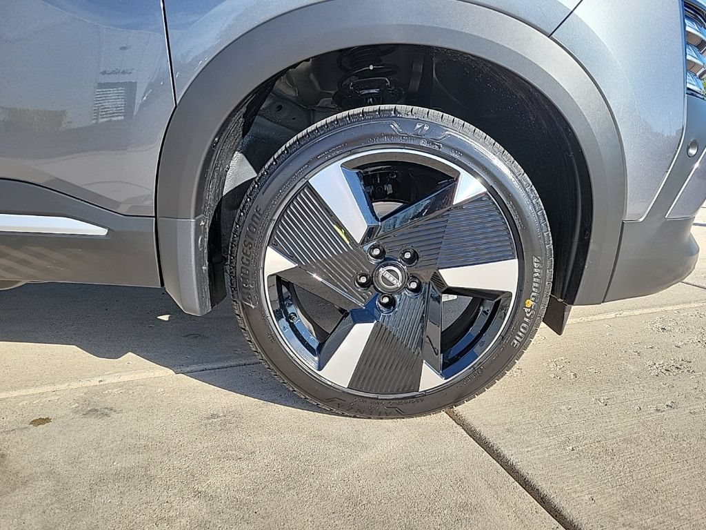 Certified 2025 Nissan Kicks SR FWD image 9