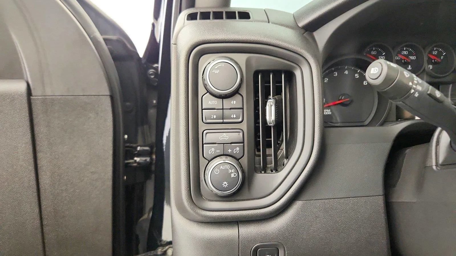 Used 2025 Chevrolet Silverado 1500 Custom Trail Boss AWD/4WD image 18