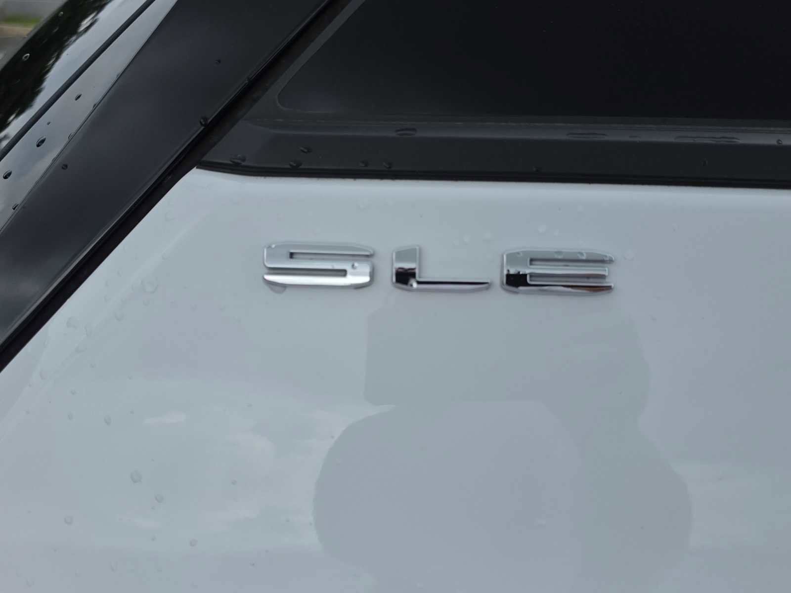 Used 2023 GMC Terrain SLE w/ Driver Convenience Package image 8