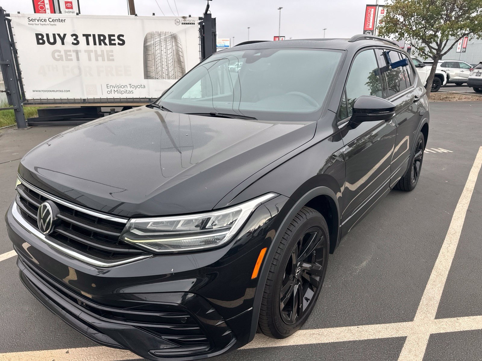 Used 2023 Volkswagen Tiguan SE R-Line FWD image 2