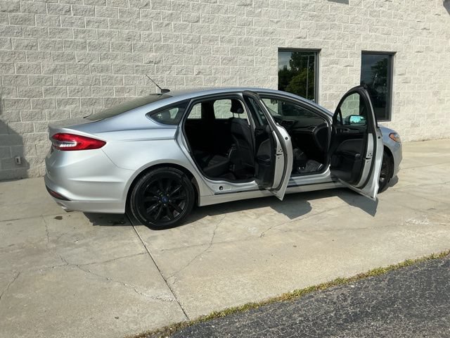 Used 2017 Ford Fusion SE w/ Fusion SE Technology Package FWD image 12