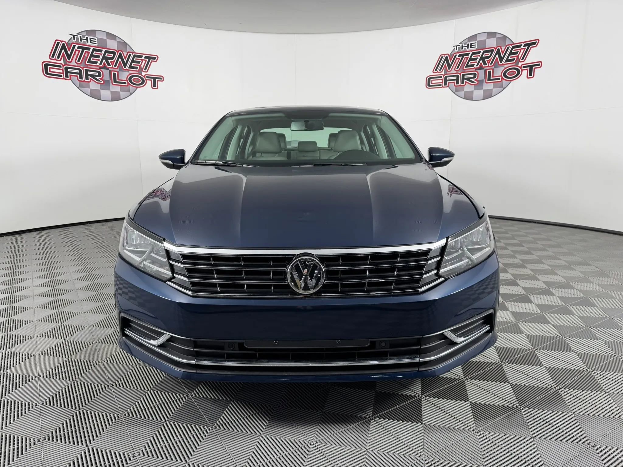 Used 2019 Volkswagen Passat 2.0T Wolfsburg w/ Wheels & Sunroof Package image 2