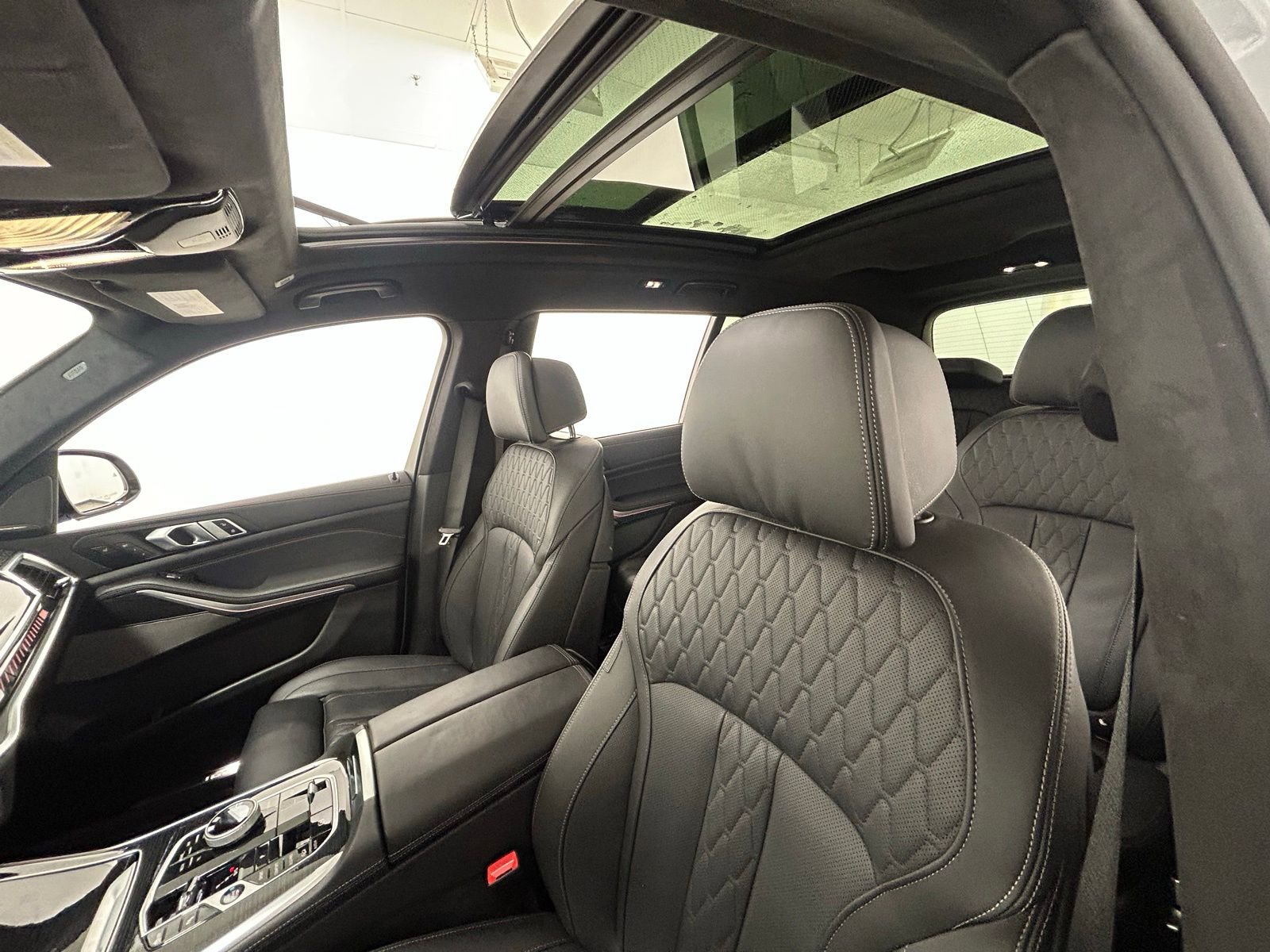 Used 2025 BMW X7 M60i w/ Executive Package image 29