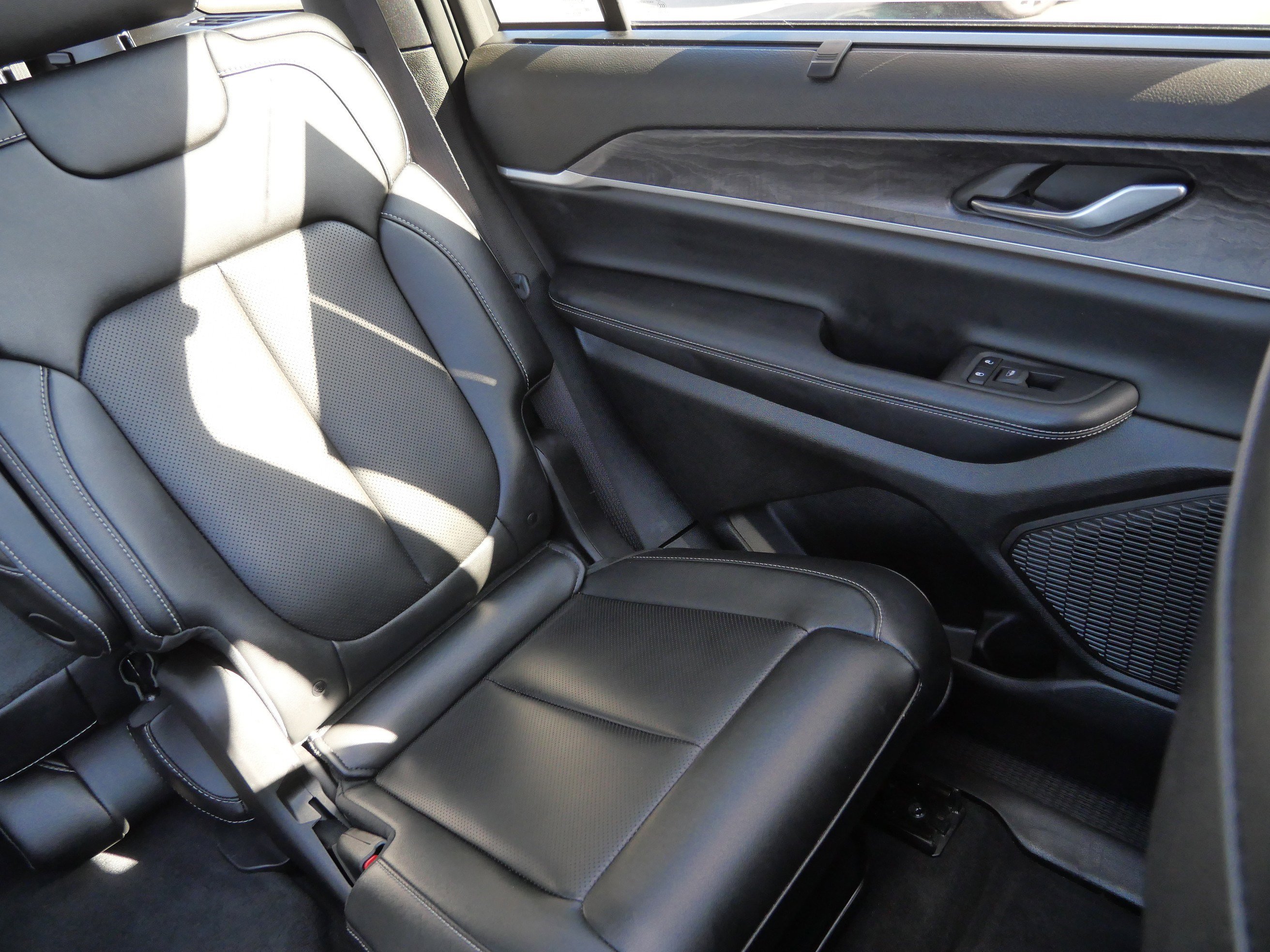 Used 2024 Jeep Grand Cherokee L Limited w/ Luxury Tech Group II image 14