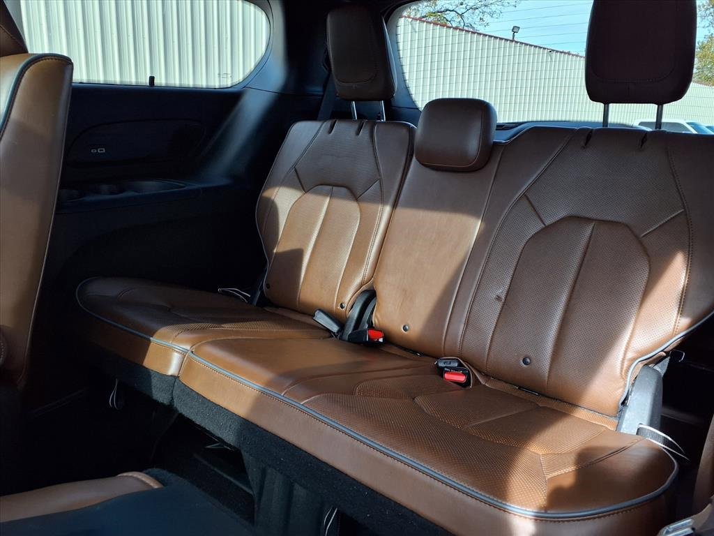 Used 2021 Chrysler Pacifica Limited w/ Uconnect Theater Family Group image 13