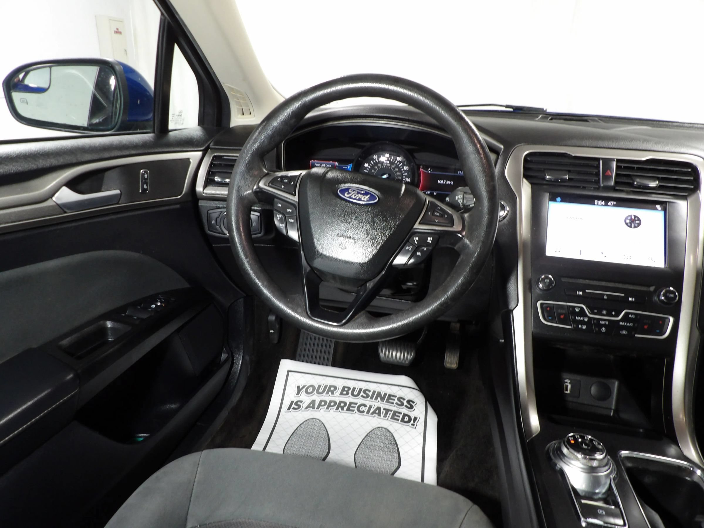 Used 2018 Ford Fusion SE w/ Fusion SE Technology Package FWD image 11
