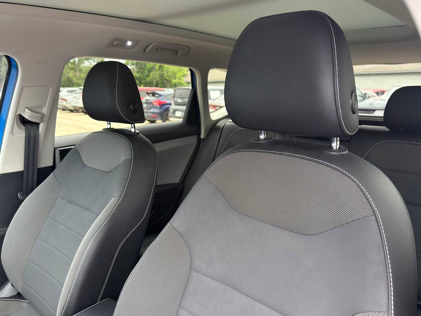 Used 2022 Volkswagen Taos SE w/ Panoramic Sunroof Package FWD image 12