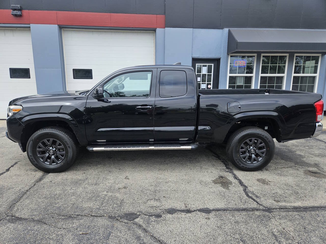 Used 2017 Toyota Tacoma SR5 RWD image 3