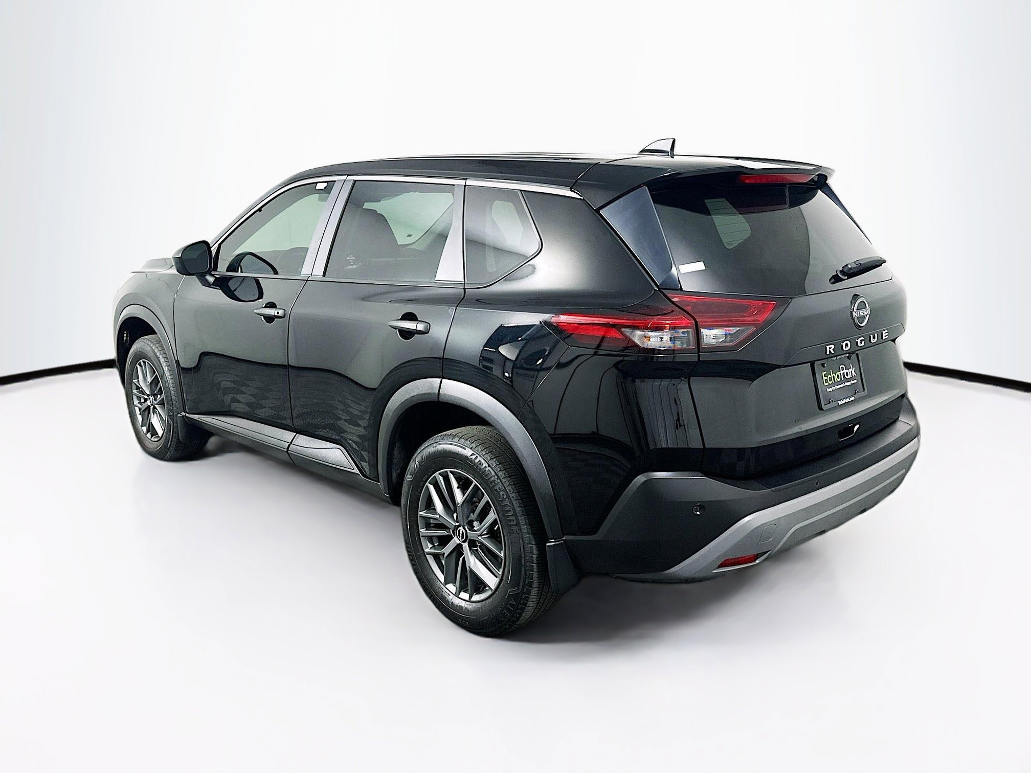 Used 2023 Nissan Rogue S image 5