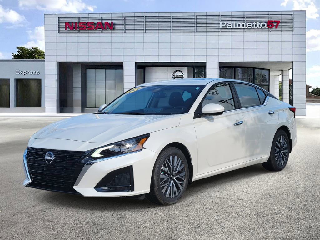 Used 2025 Nissan Altima 2.5 SV w/ SV Premium Package FWD image 3