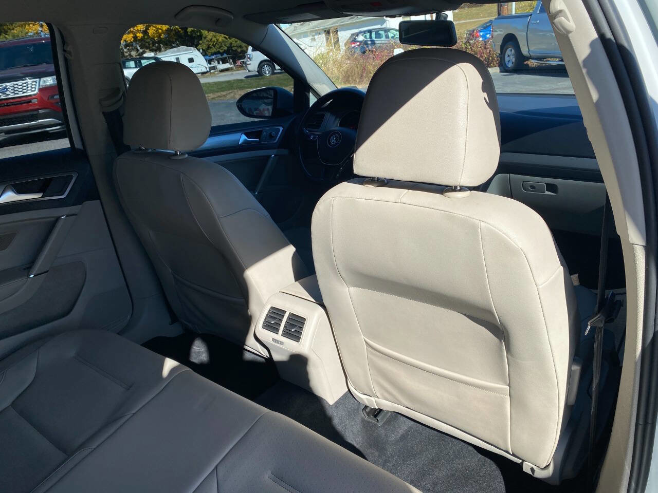 Used 2015 Volkswagen Golf TDI S image 25