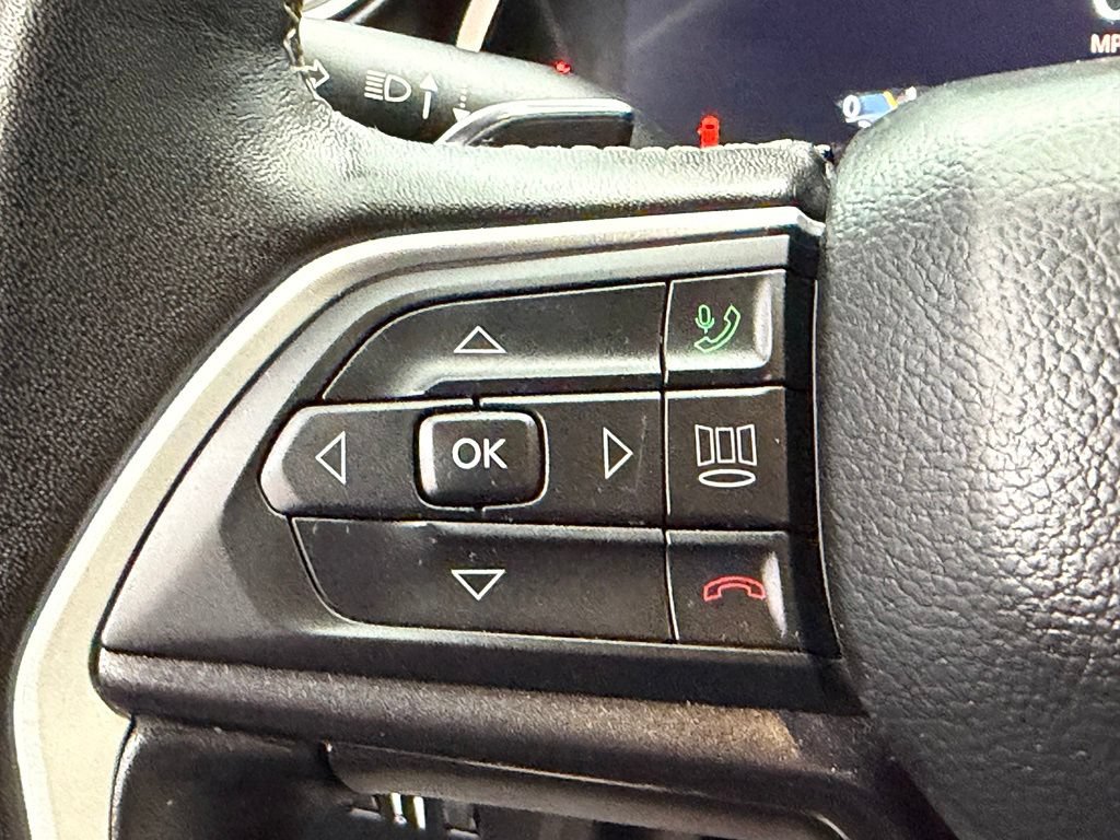 Used 2022 Jeep Grand Cherokee Laredo w/ Luxury Tech Group I RWD image 29
