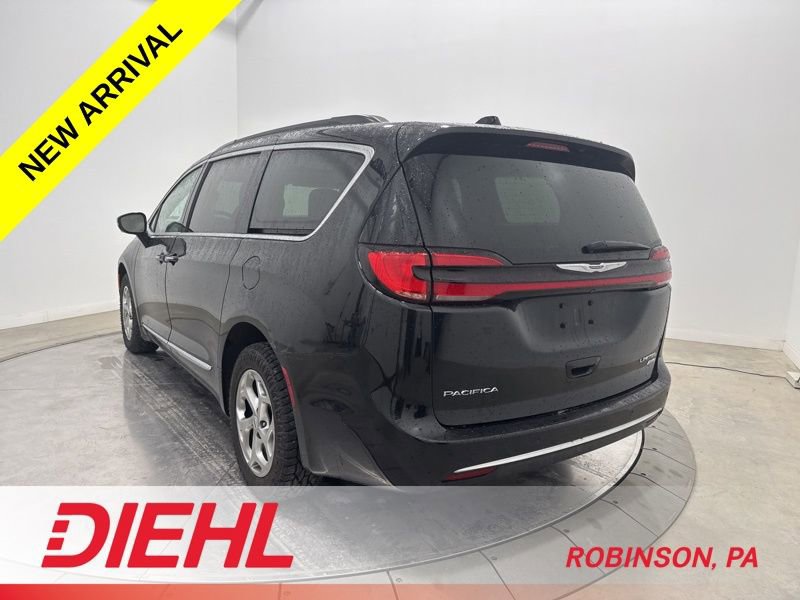 Used 2023 Chrysler Pacifica Limited w/ Uconnect Theater Family Group image 5