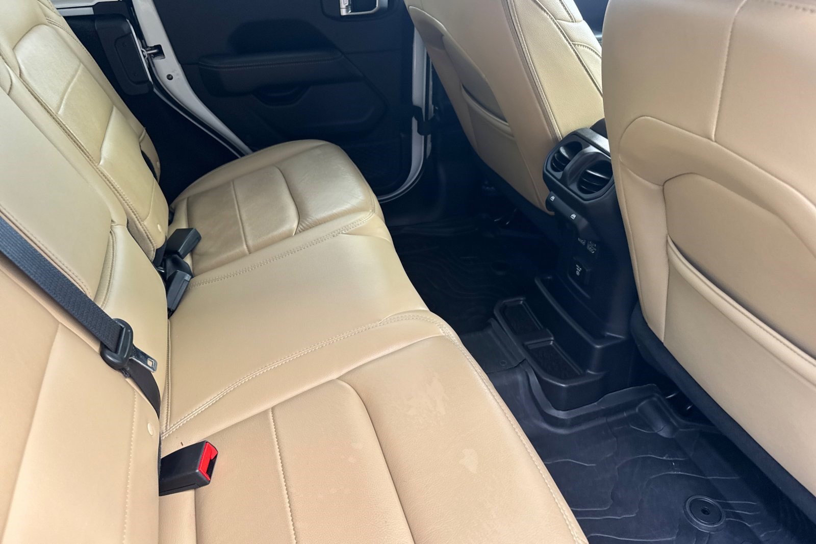 Used 2018 Jeep Wrangler Unlimited Sahara AWD/4WD image 33