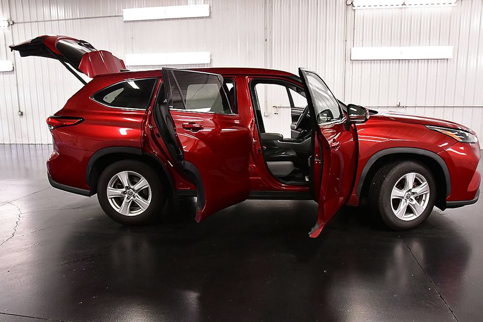 Used 2022 Toyota Highlander LE FWD image 28