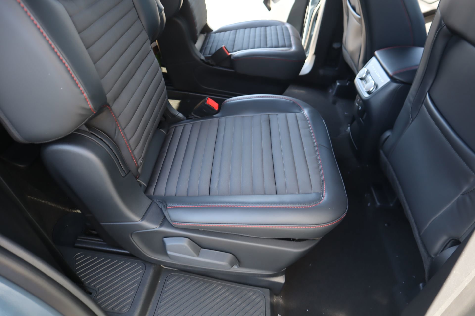 New 2026 Ford Explorer ST-Line w/ ST-Line Street Pack image 16