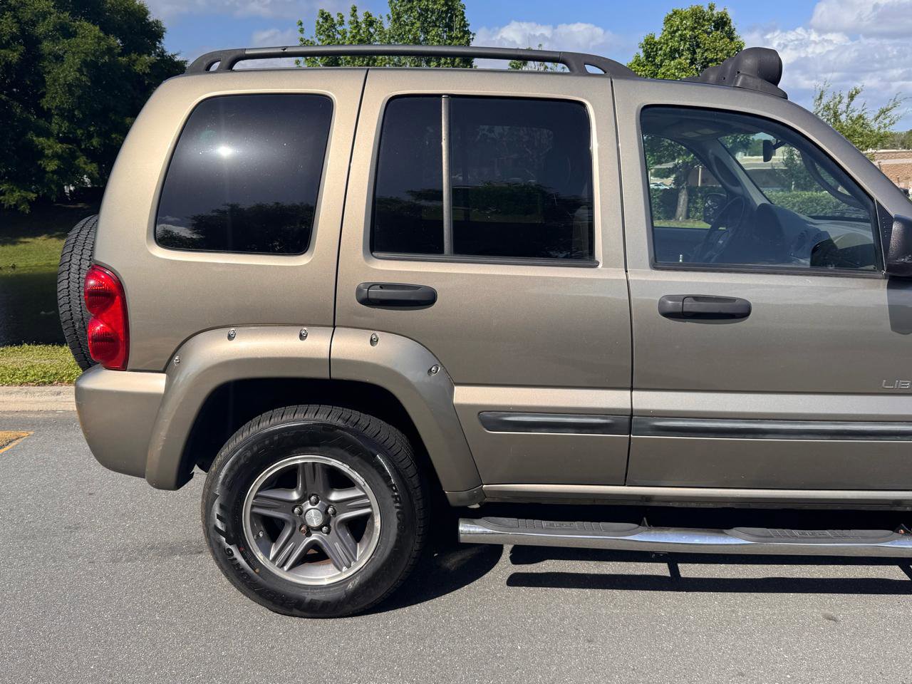 Used 2004 Jeep Liberty Renegade w/ Security Group AWD/4WD image 30