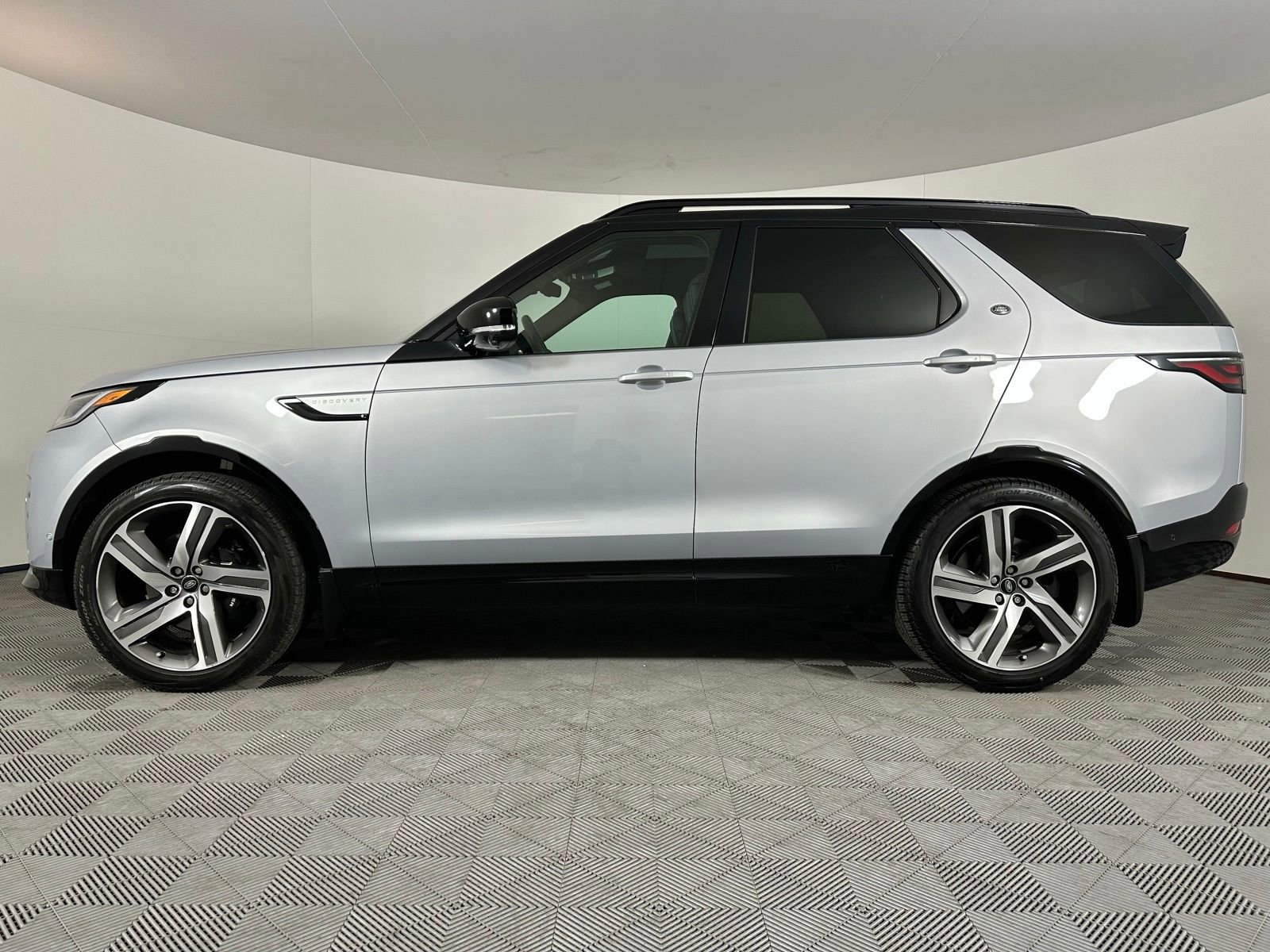Used 2023 Land Rover Discovery Metropolitan Edition image 18