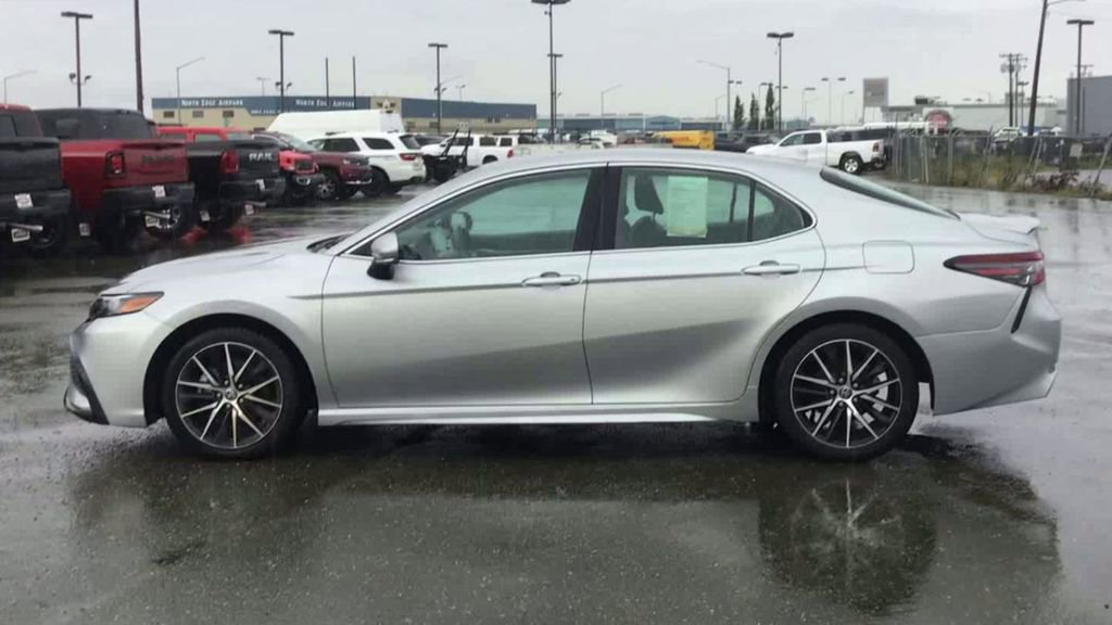 Used 2022 Toyota Camry SE image 5