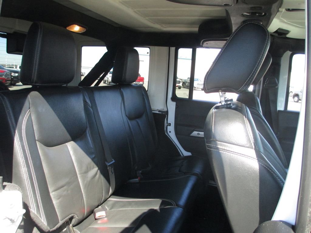 Used 2016 Jeep Wrangler Unlimited Sahara w/ Connectivity Group image 19