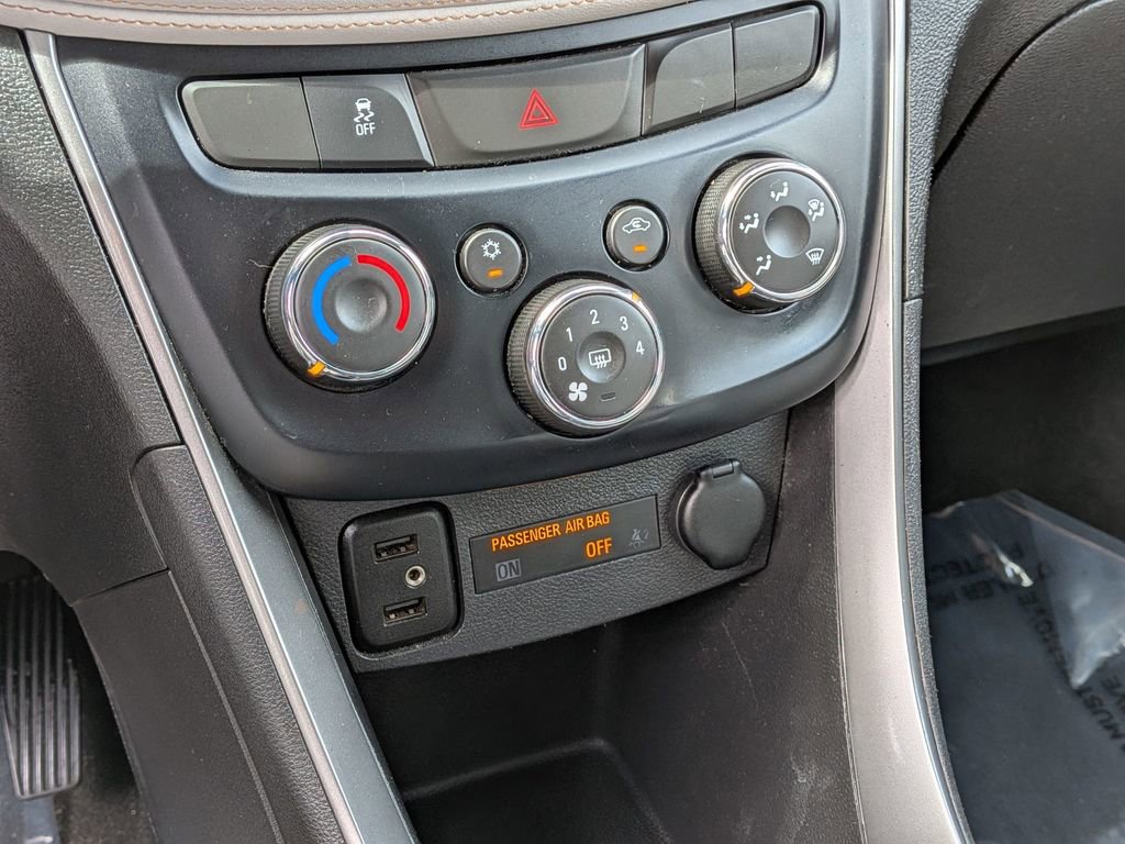 Used 2019 Chevrolet Trax LT w/ Sun & Sound Package FWD image 17