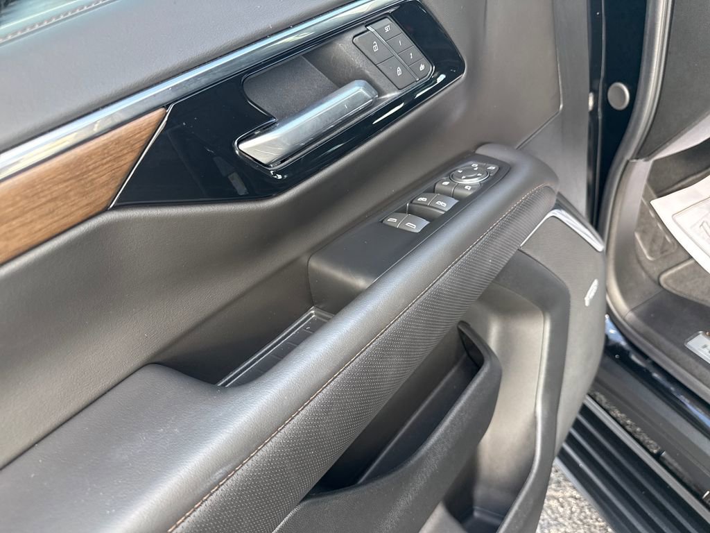 Used 2025 Chevrolet Tahoe High Country AWD/4WD image 14
