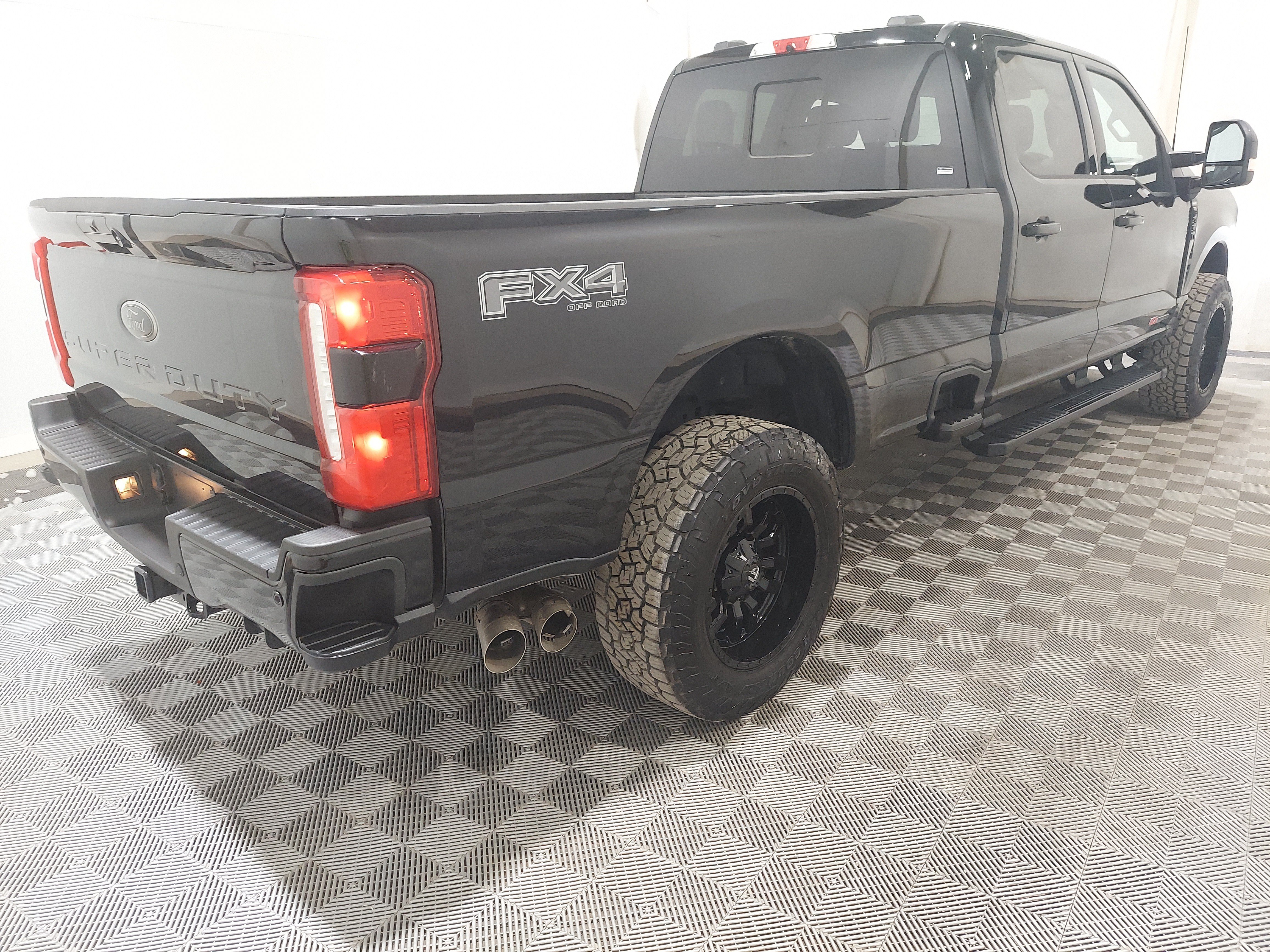 Used 2026 Ford F350 Lariat w/ Black Appearance Package AWD/4WD image 3