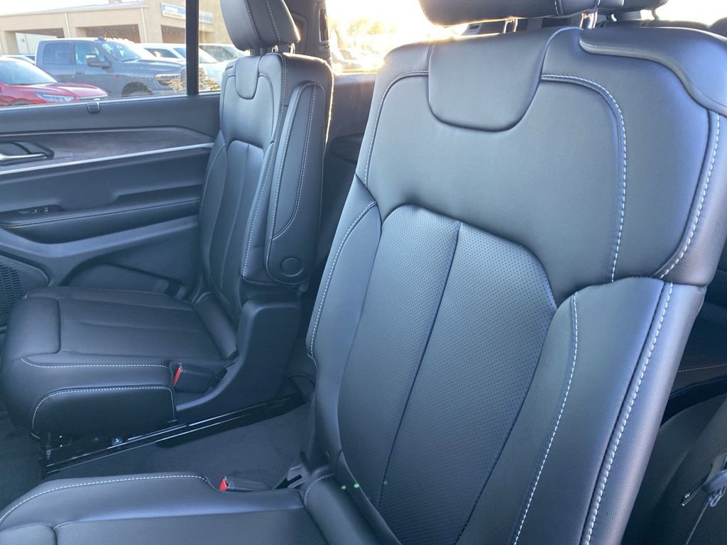 New 2025 Jeep Grand Cherokee L Limited w/ Luxury Tech Group II image 31