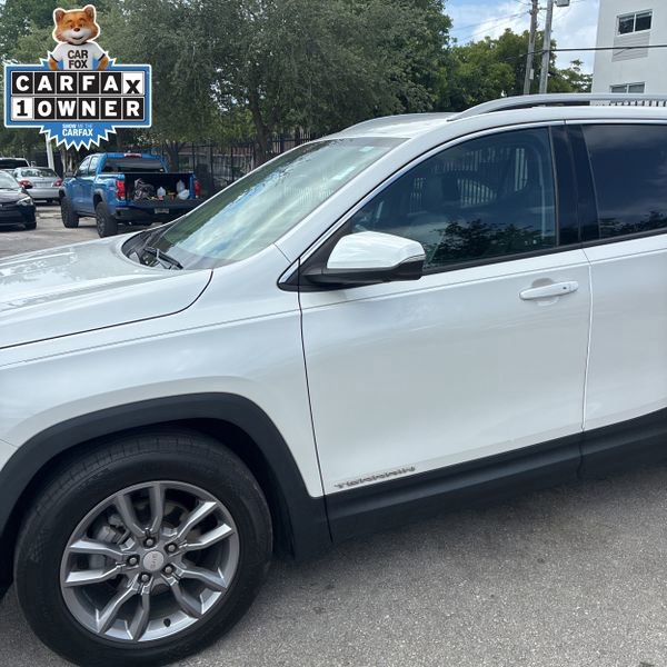 Used 2022 GMC Terrain SLT w/ Tech Package FWD image 2