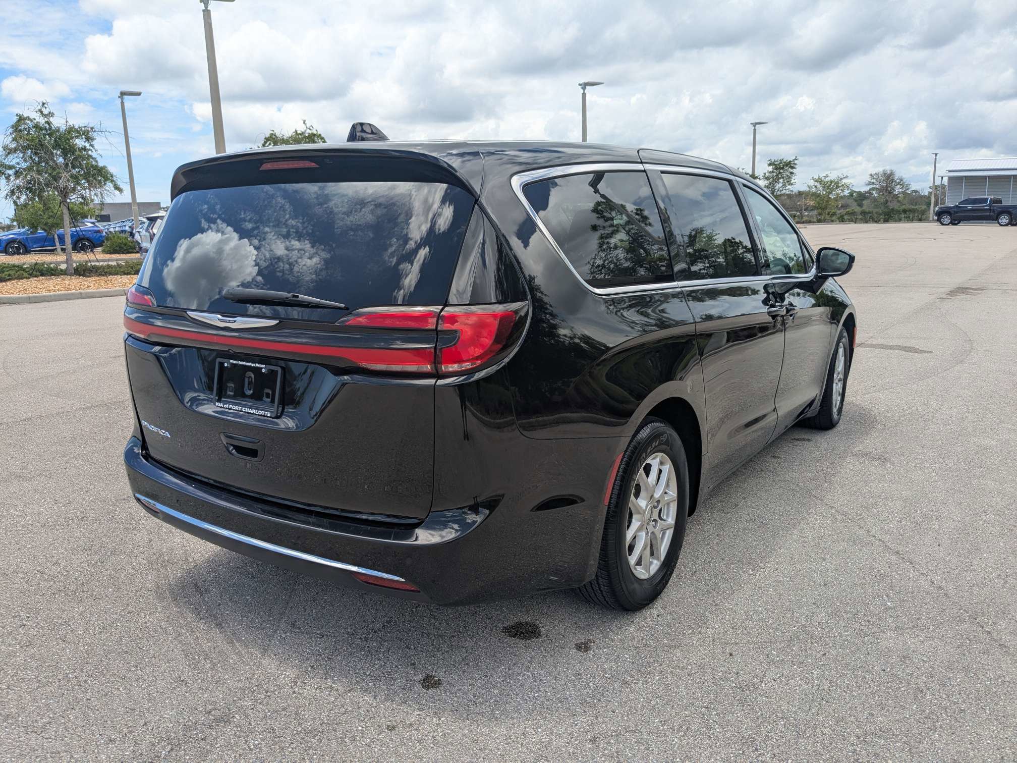 Used 2024 Chrysler Pacifica Touring-L FWD image 5