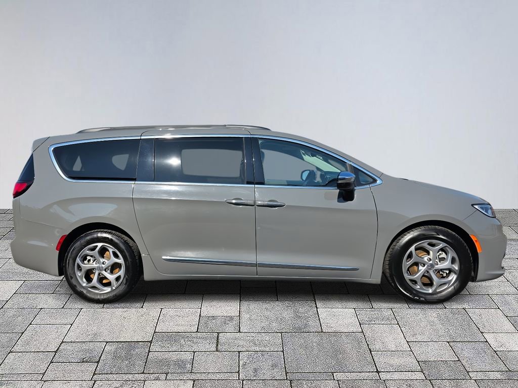 Used 2023 Chrysler Pacifica Limited image 8