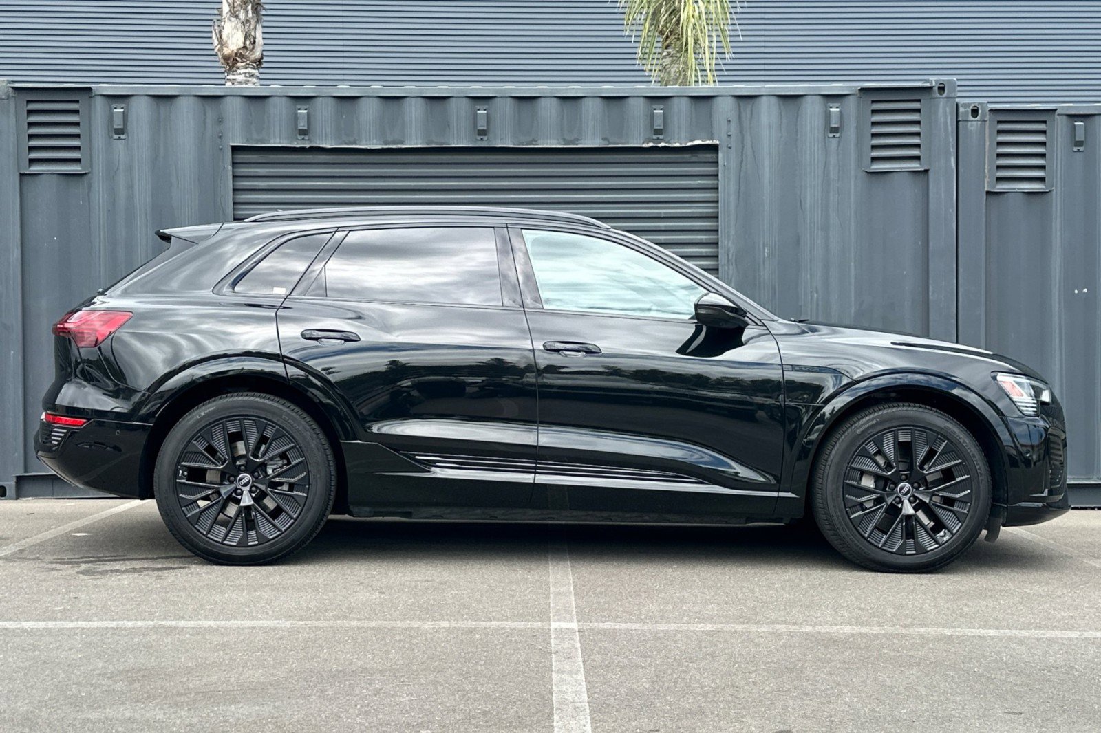 Used 2024 Audi Q8 e-tron Prestige w/ Prestige Package image 9