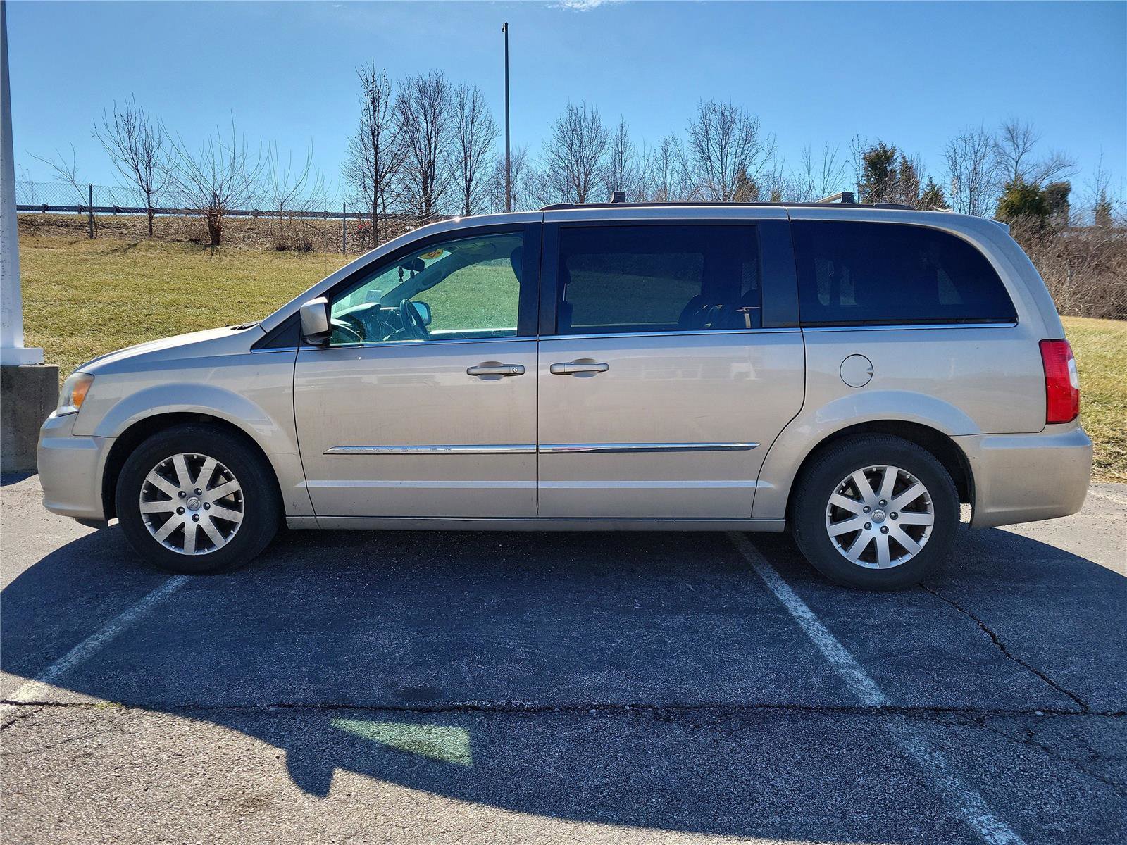 Used 2014 Chrysler Town & Country Touring image 4