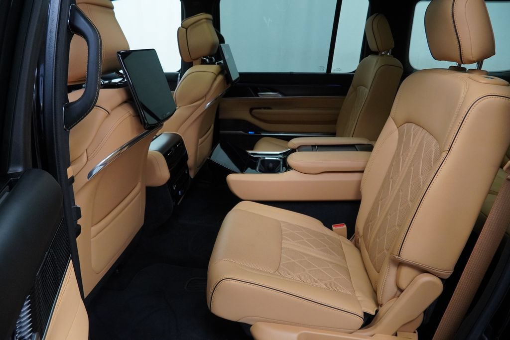 Certified 2025 Jeep Grand Wagoneer Series III w/ Rear Seat Video Group 1 AWD/4WD image 18