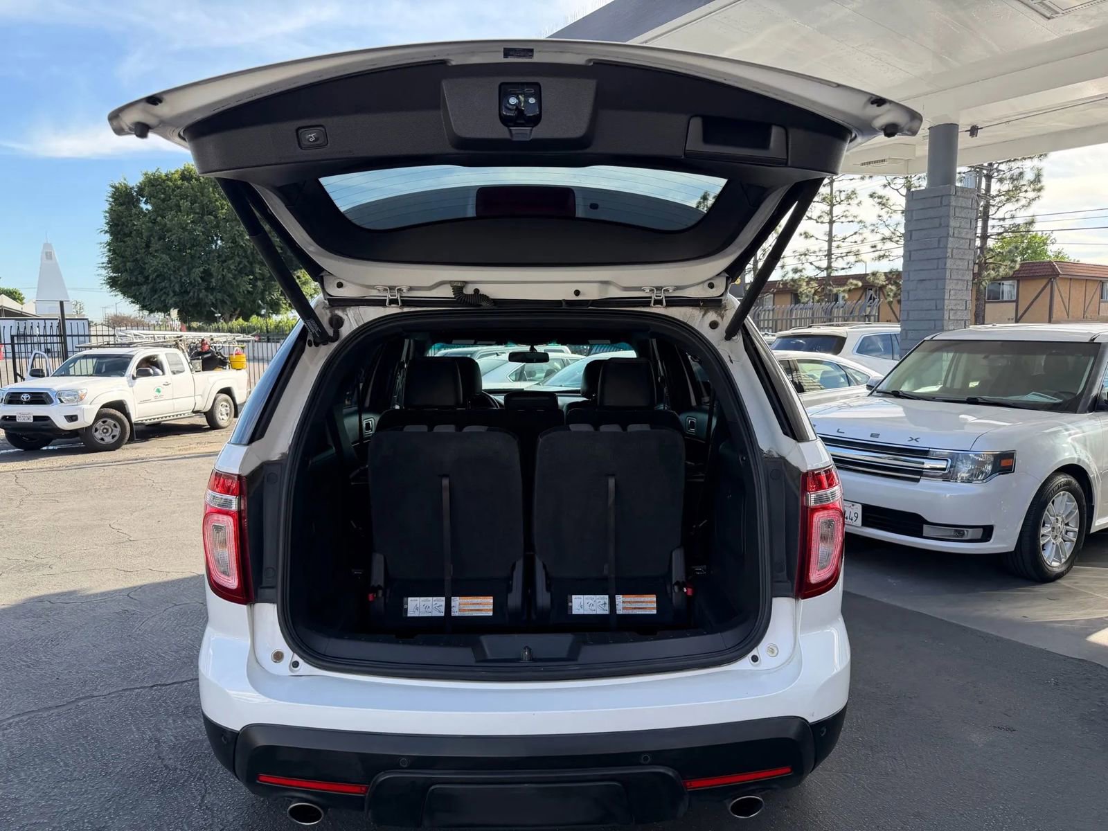 Used 2015 Ford Explorer XLT w/ Equipment Group 202A AWD/4WD image 17