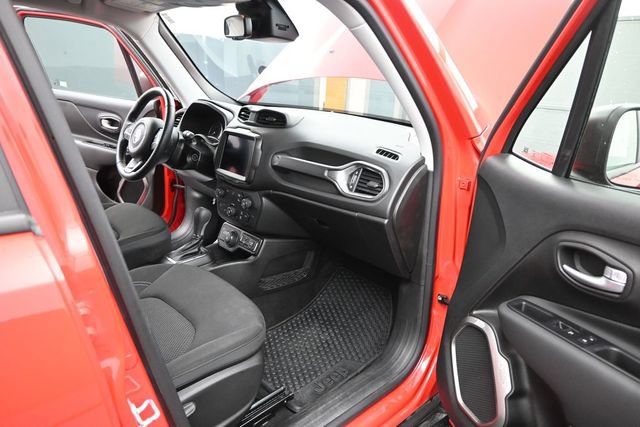 Used 2023 Jeep Renegade Latitude w/ Premium Group AWD/4WD image 24