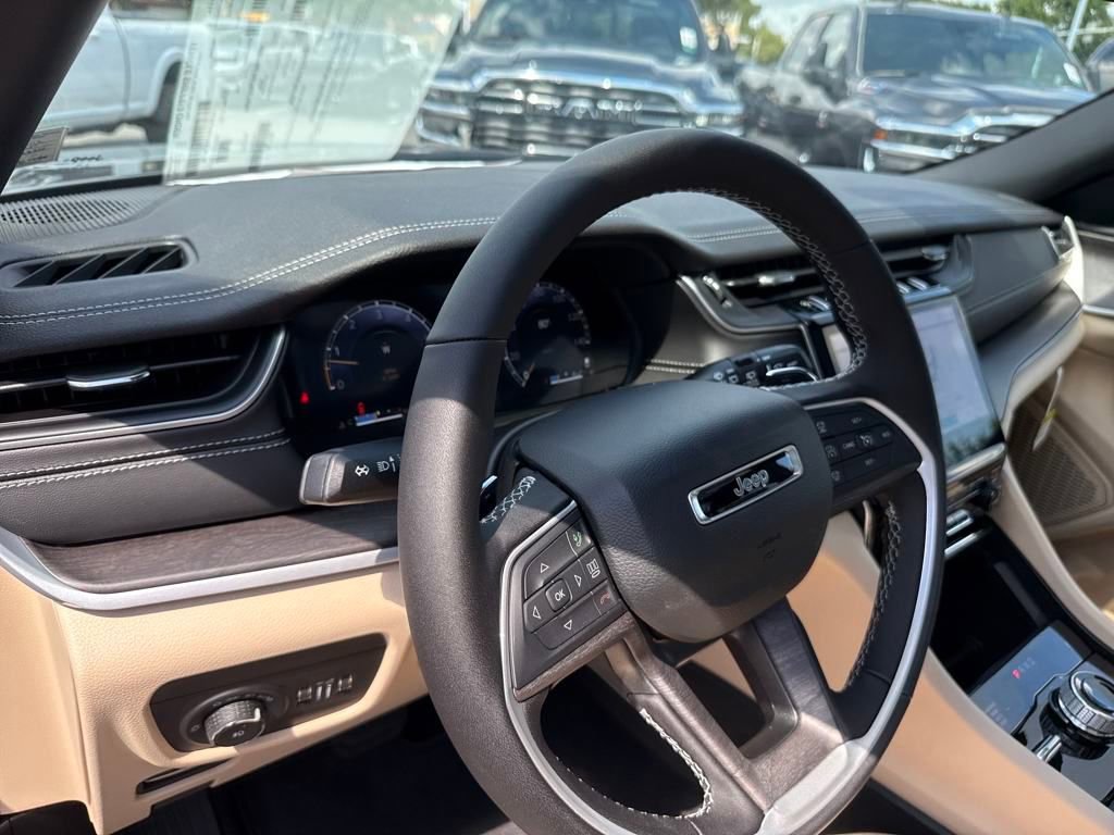 New 2025 Jeep Grand Cherokee Limited w/ Black Appearance Package image 13