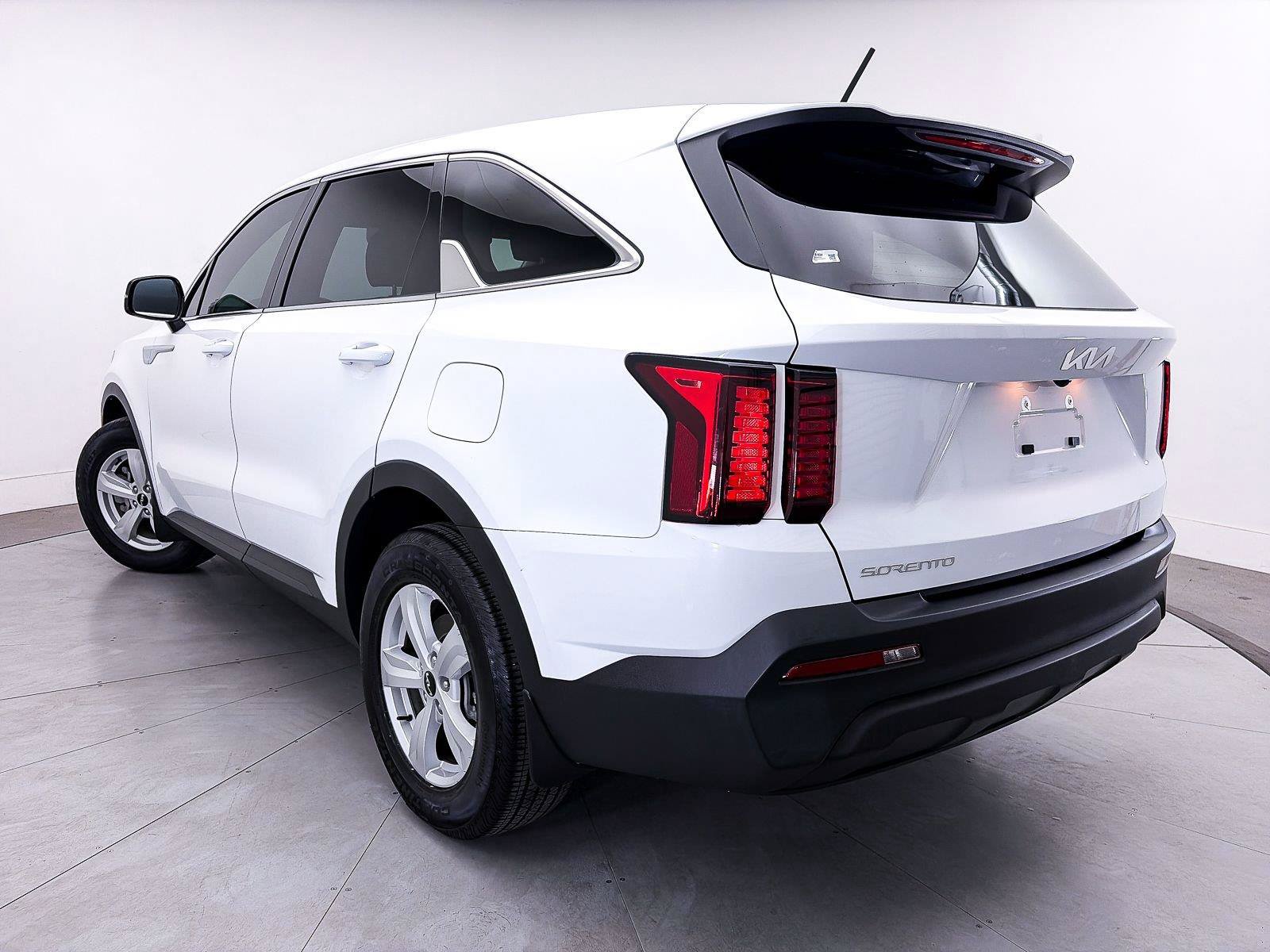 Used 2023 Kia Sorento LX FWD image 2