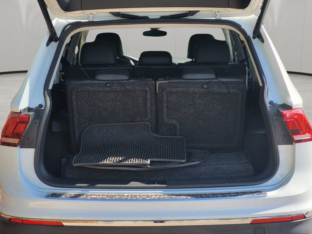 Used 2022 Volkswagen Tiguan SE w/ Panoramic Sunroof Package FWD image 8