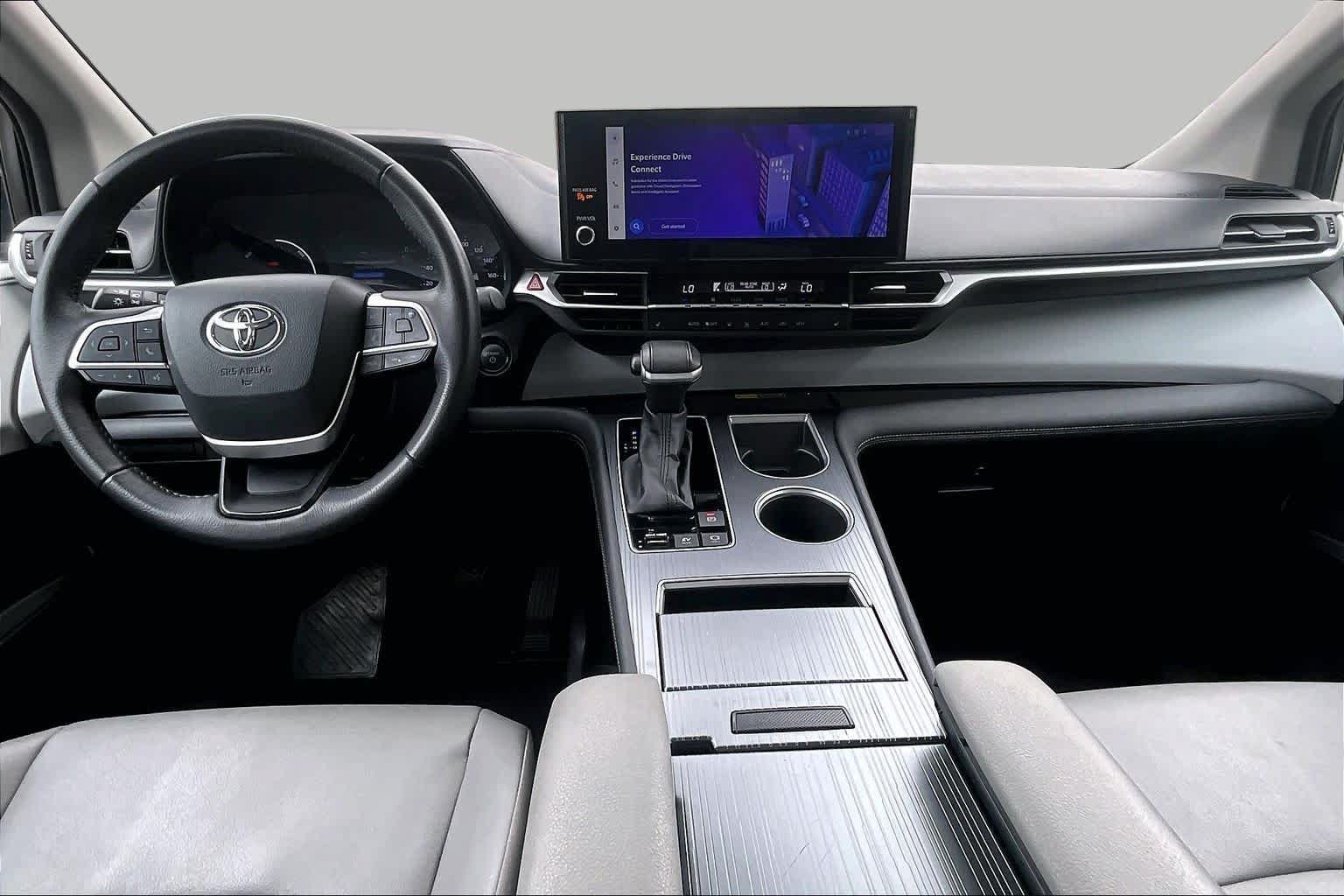 Used 2025 Toyota Sienna XLE FWD image 16