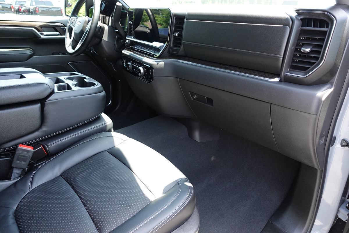 Used 2024 Chevrolet Silverado 1500 LT AWD/4WD image 34